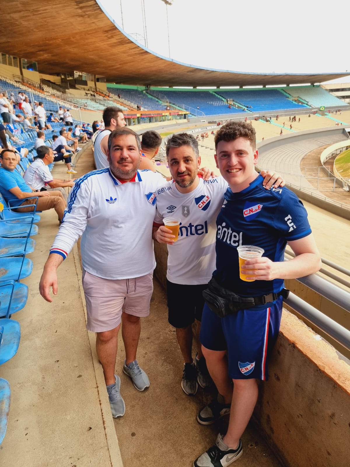 Los fanáticos de Nacional en el Estadio Serra Dourada. FOTO: El País.