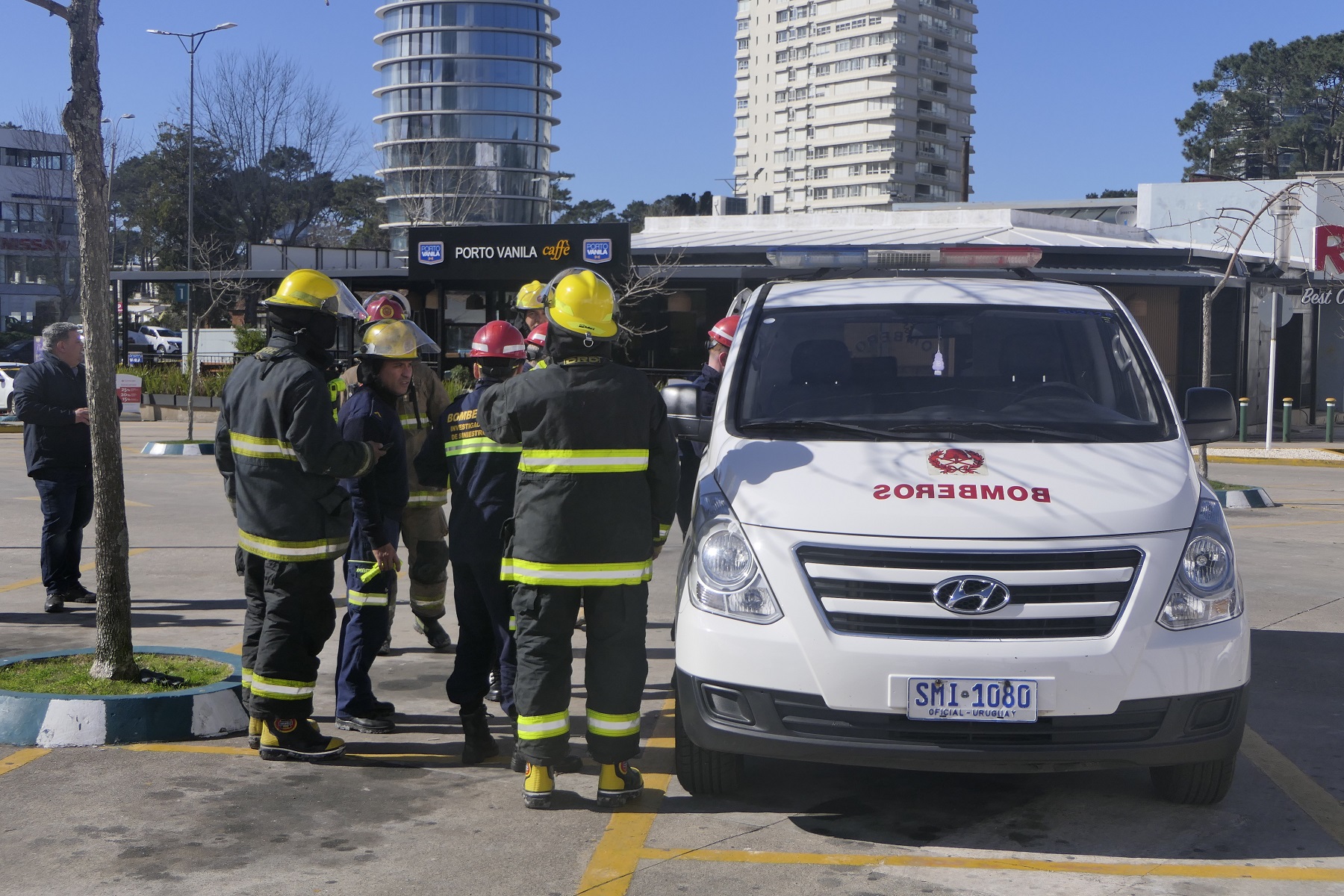 Bomberos trabajan en el Punta Shopping. Foto: Ricardo Figueredo.