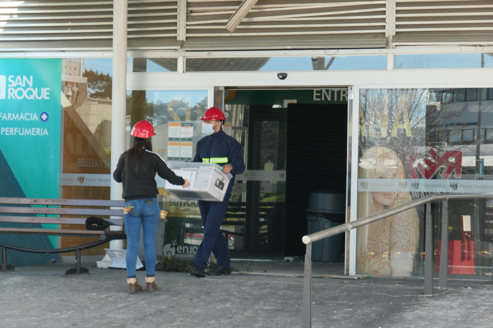 Propietarios retiran sus pertenencias de los locales del Punta Shopping. Foto: Ricardo Figueredo