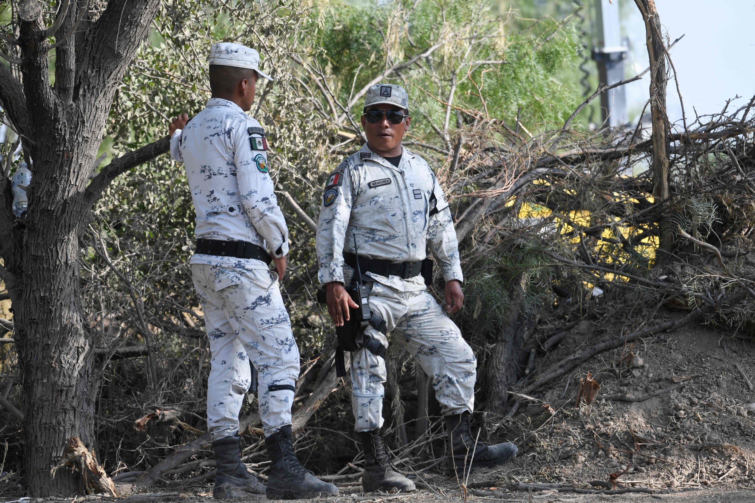 Militares refuerzan seguridad en torno a la mina donde 10 trabajadores quedaron atrapados en México. Foto: AFP