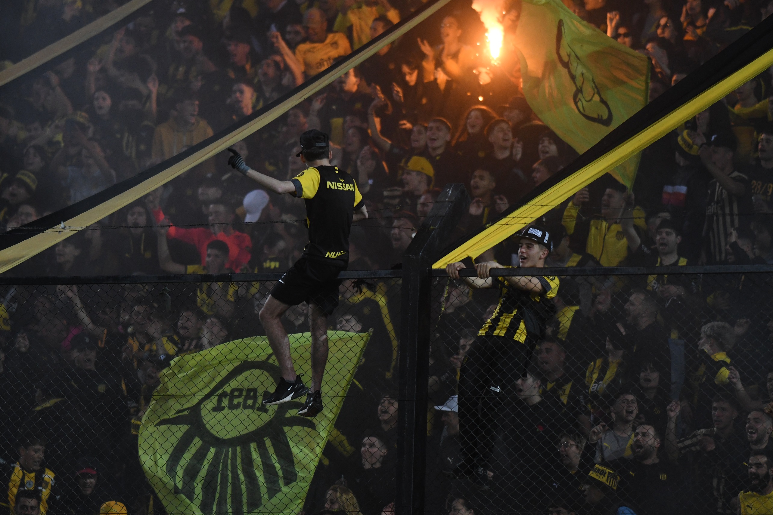 Hinchas de Peñarol en el Campeón del Siglo. Foto: Juan Manuel Ramos.