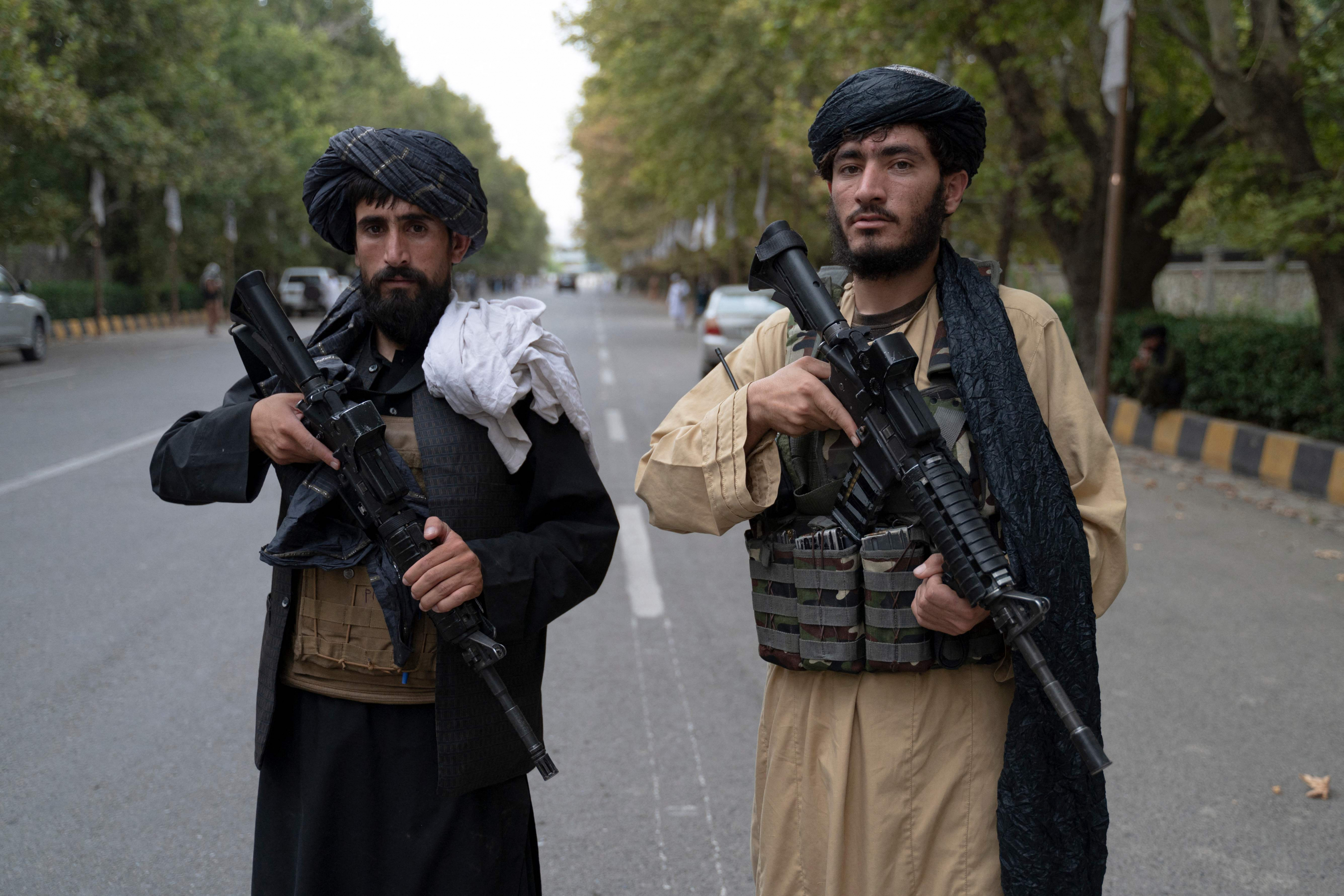 Talibanes montan guardia después de una reunión a la que asistieron el primer ministro de Afganistán, Mohammad Hassan Akhund, y el ministro de Promoción de la Virtud y Prevención del vicejeque Mohammad Khalid. Foto: AFP.