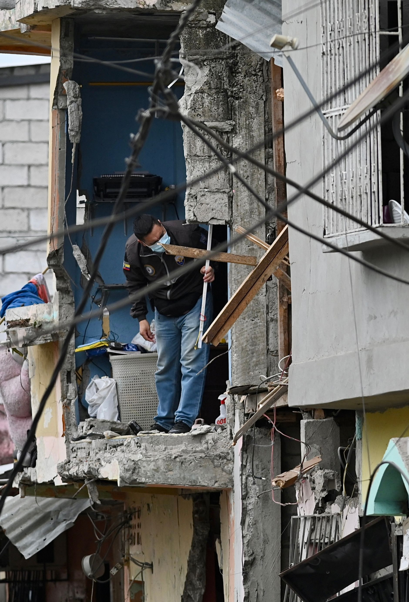 La Policía de Ecuador inspecciona una explosión, que el gobierno atribuye al crimen organizado, en el sur de Guayaquil. Foto: AFP.