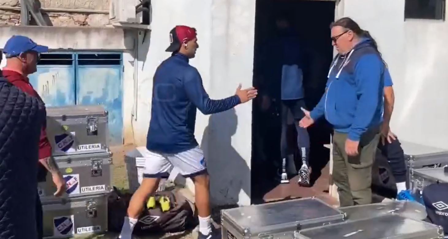 Llegada de Luis Suárez al vestuario visitante de Belvedere. Foto: captura SportsCenter.