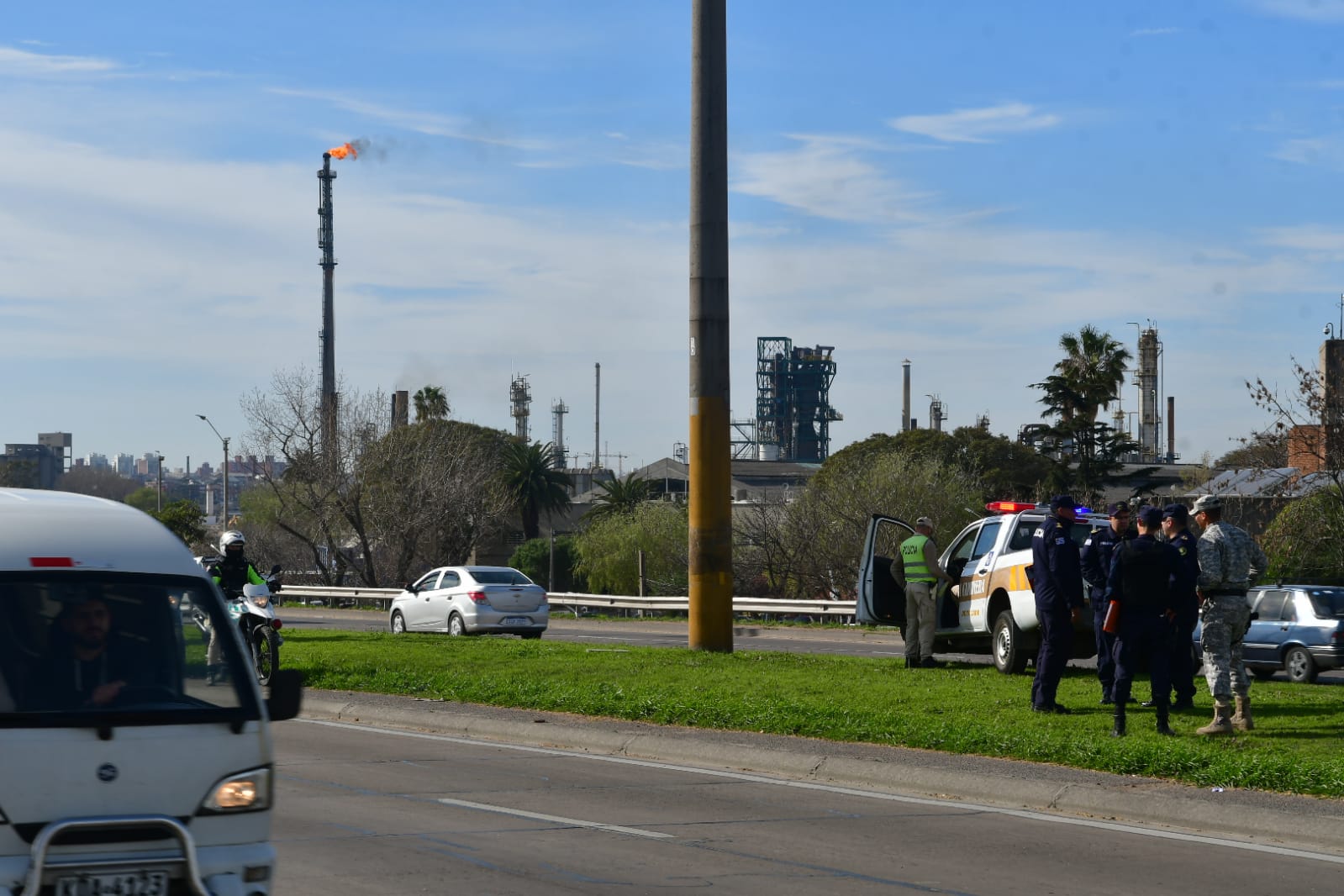 Corte en los accesos de Montevideo por parte del sindicato de Ancap. Foto: Francisco Flores