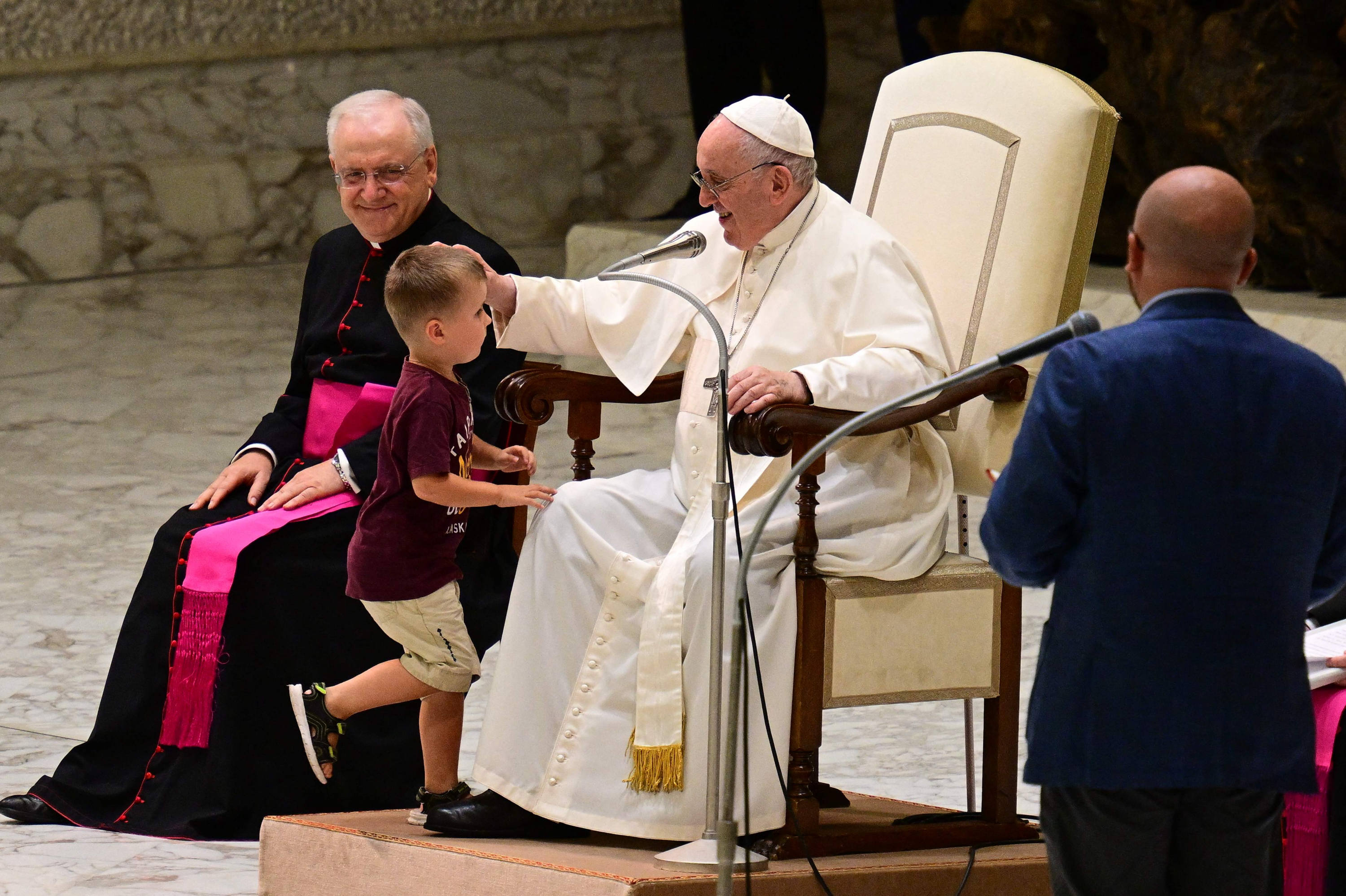 Papa Francisco junto a un niño que se acercó. Foto: AFP