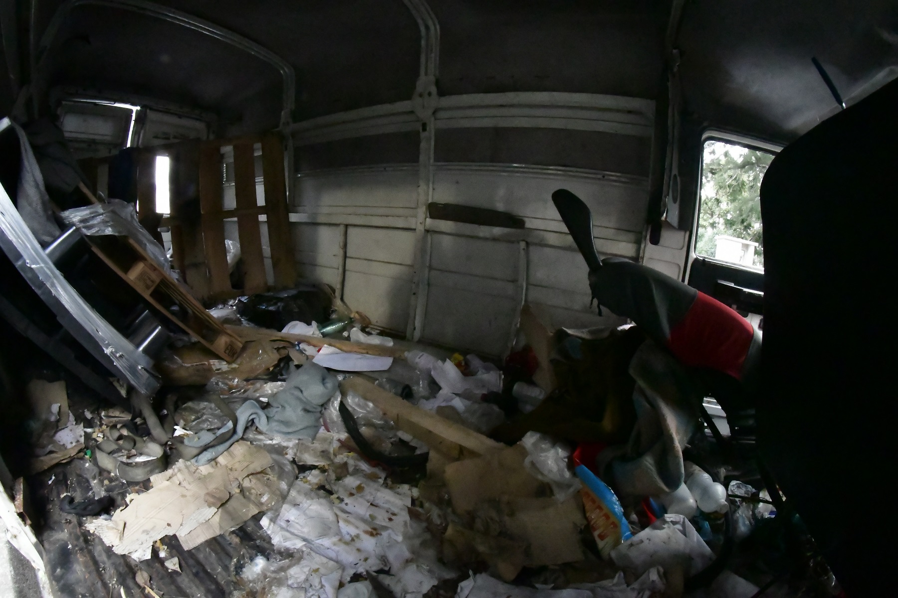 Interior de la furgoneta abandonada donde viven varias personas. Foto: Francisco Flores.