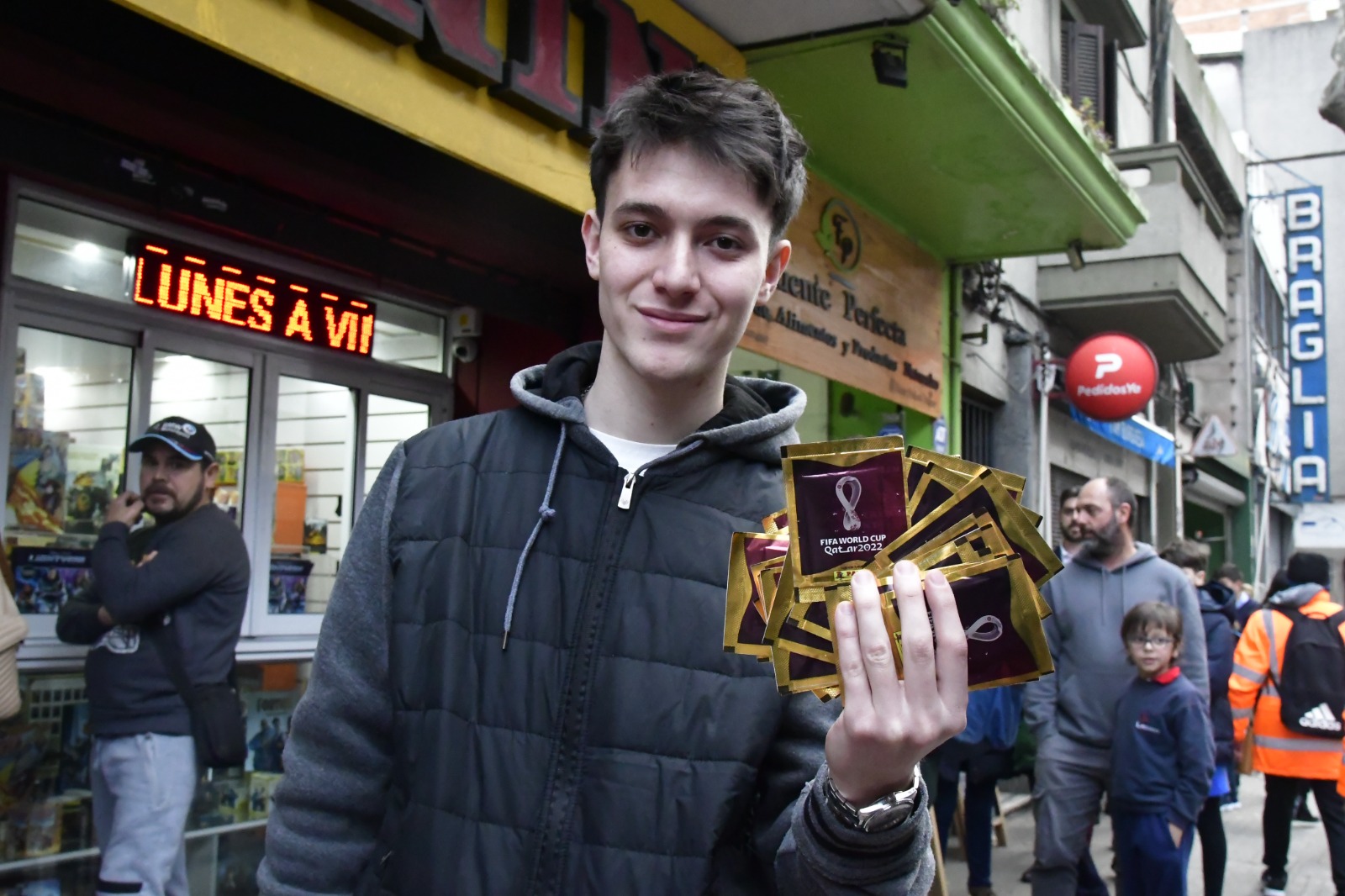Joven muestra el álbum de Qatar 2022.