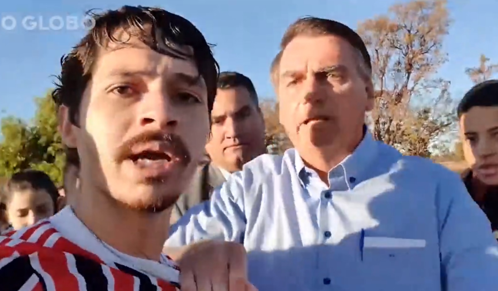 Bolsonaro forcejeó con un influencer que se le acercó y lo increpó