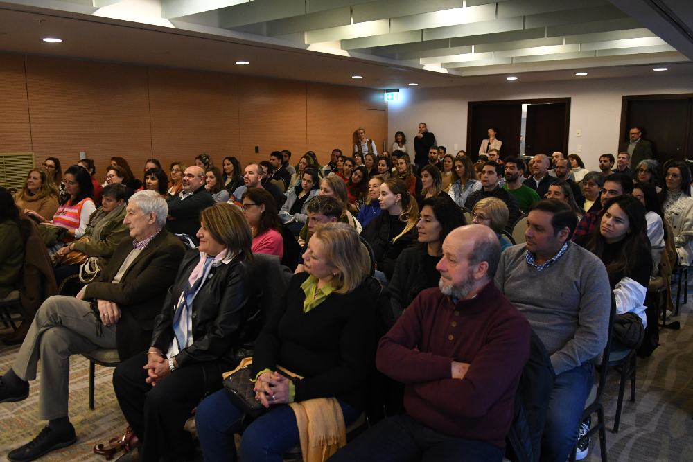 Los socios de Club El País durante el encuentro con Rolón. Foto: Juan Manuel Ramos.