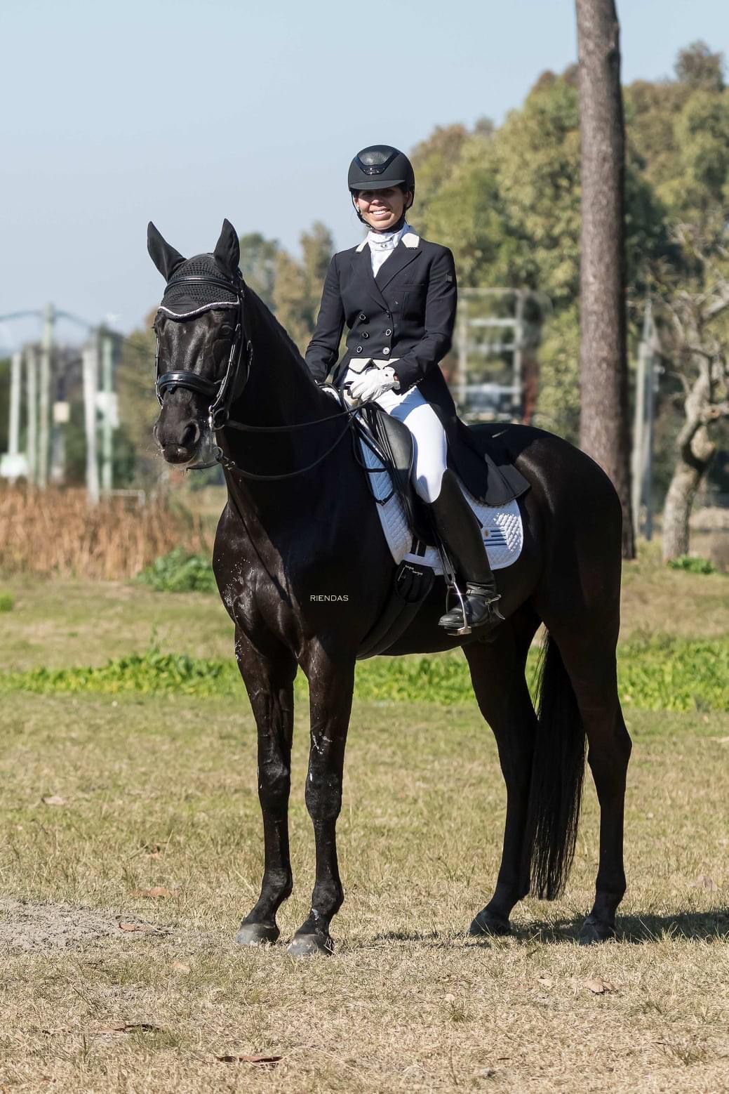 Agustina bravo junto a Sandiago, su caballo actual.