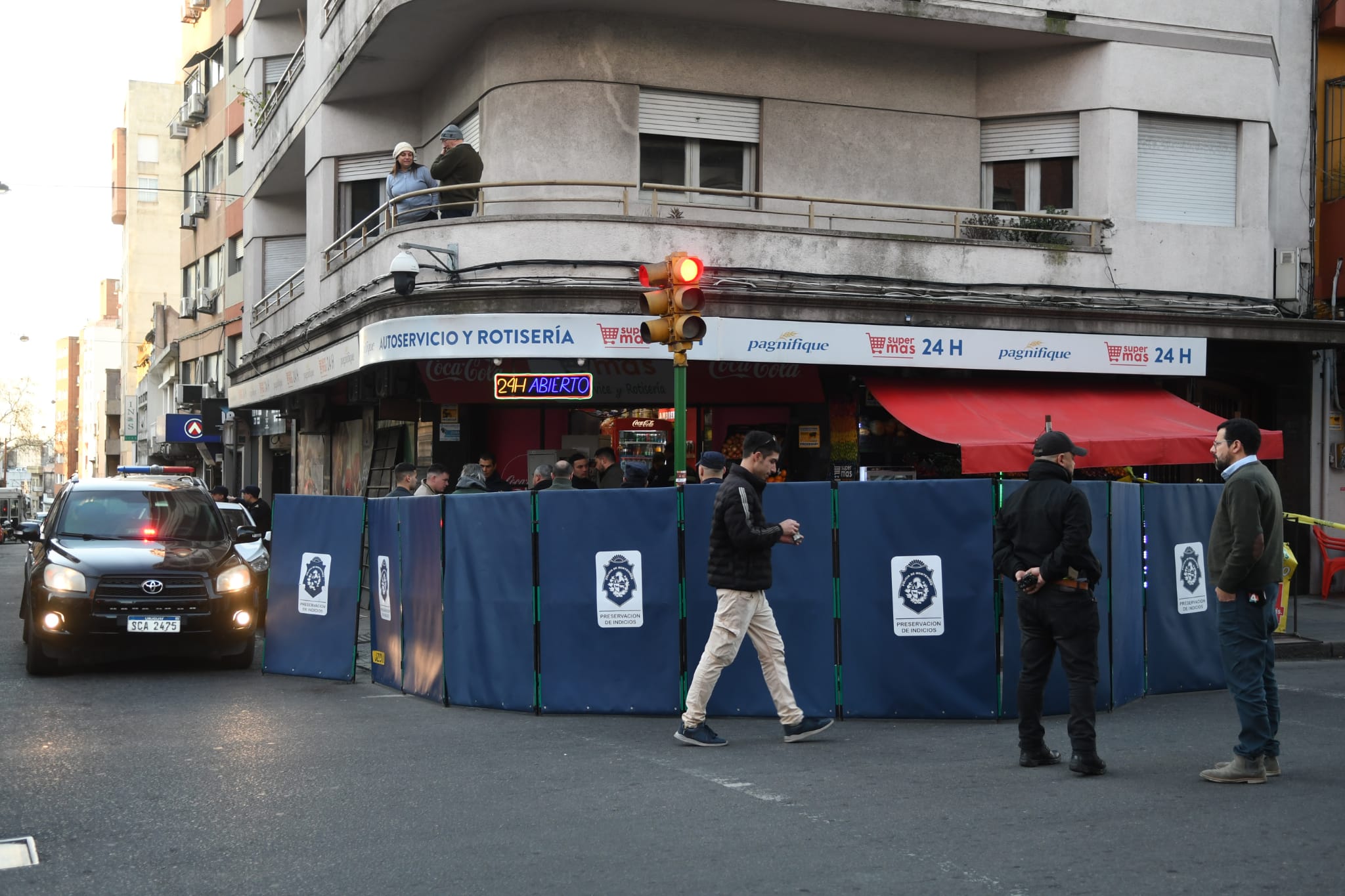 Operativo policial en supermercado donde murió un hombre que fue apuñalado en la calle. Foto: Juan Manuel Ramos