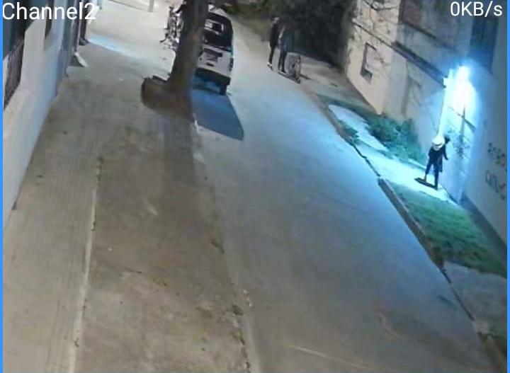 Persona mientras vandaliza la casa de Robert Silva.