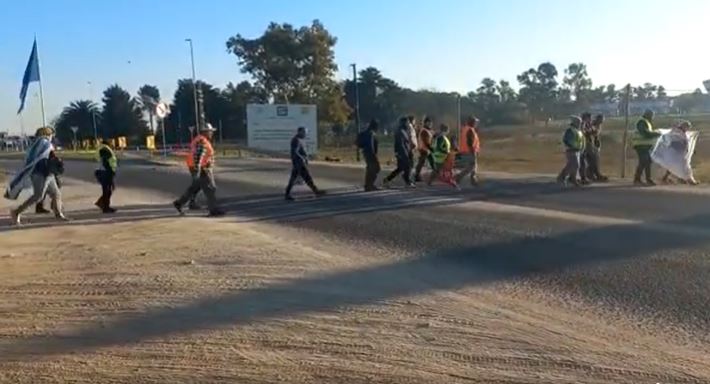 Trabajadores de frigorífico marchan a pie desde Durazno a Montevideo para reunirse con el presidente. Foto: captura