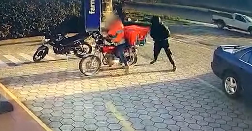 Usó moto rapiñada para rapiñar farmacia. Foto: Captura