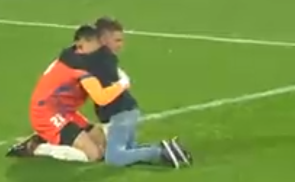 El abrazo entre Tiziano y Ezequiel Unsain. Foto: captura.