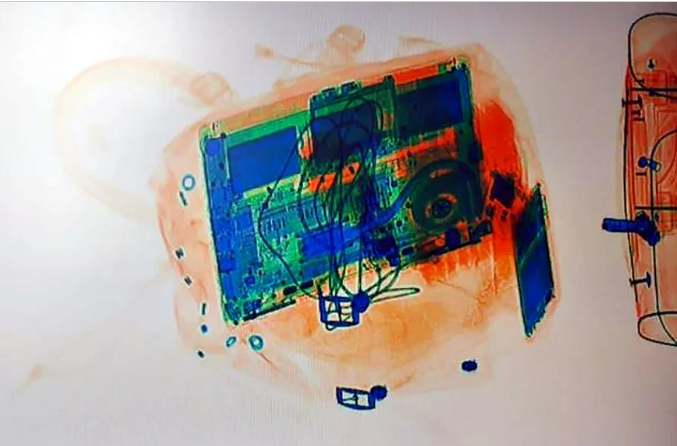 Dinero incautado en Buenos Aires que viajaba a Colonia. Foto: GDA/LANACION