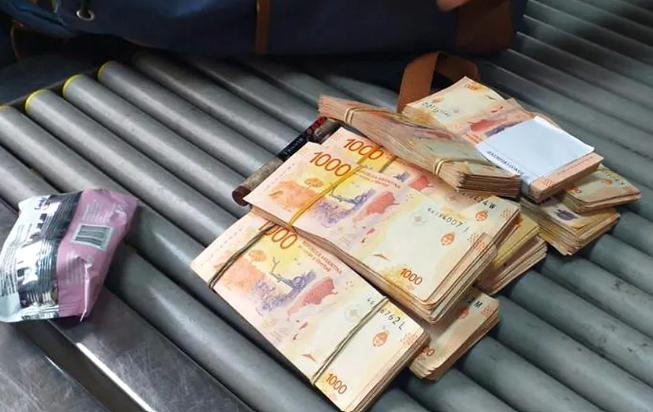 Dinero incautado en Buenos Aires que viajaba a Colonia. Foto: GDA/LANACION