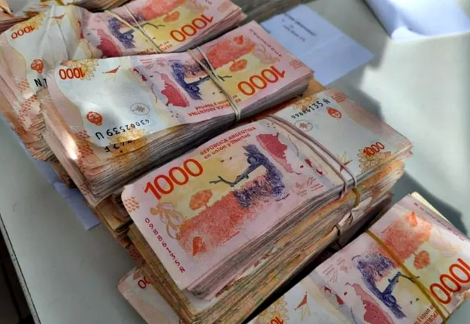 Dinero incautado en Buenos Aires que viajaba a Colonia. Foto: GDA/LANACION