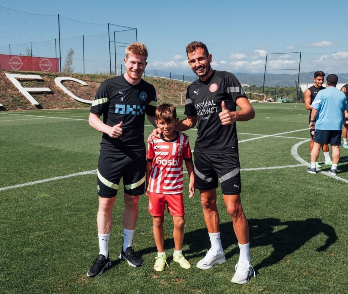 Cristhian Stuani junto a su hijo y Kevin De Bruyne. Foto: @stuanicristhian.