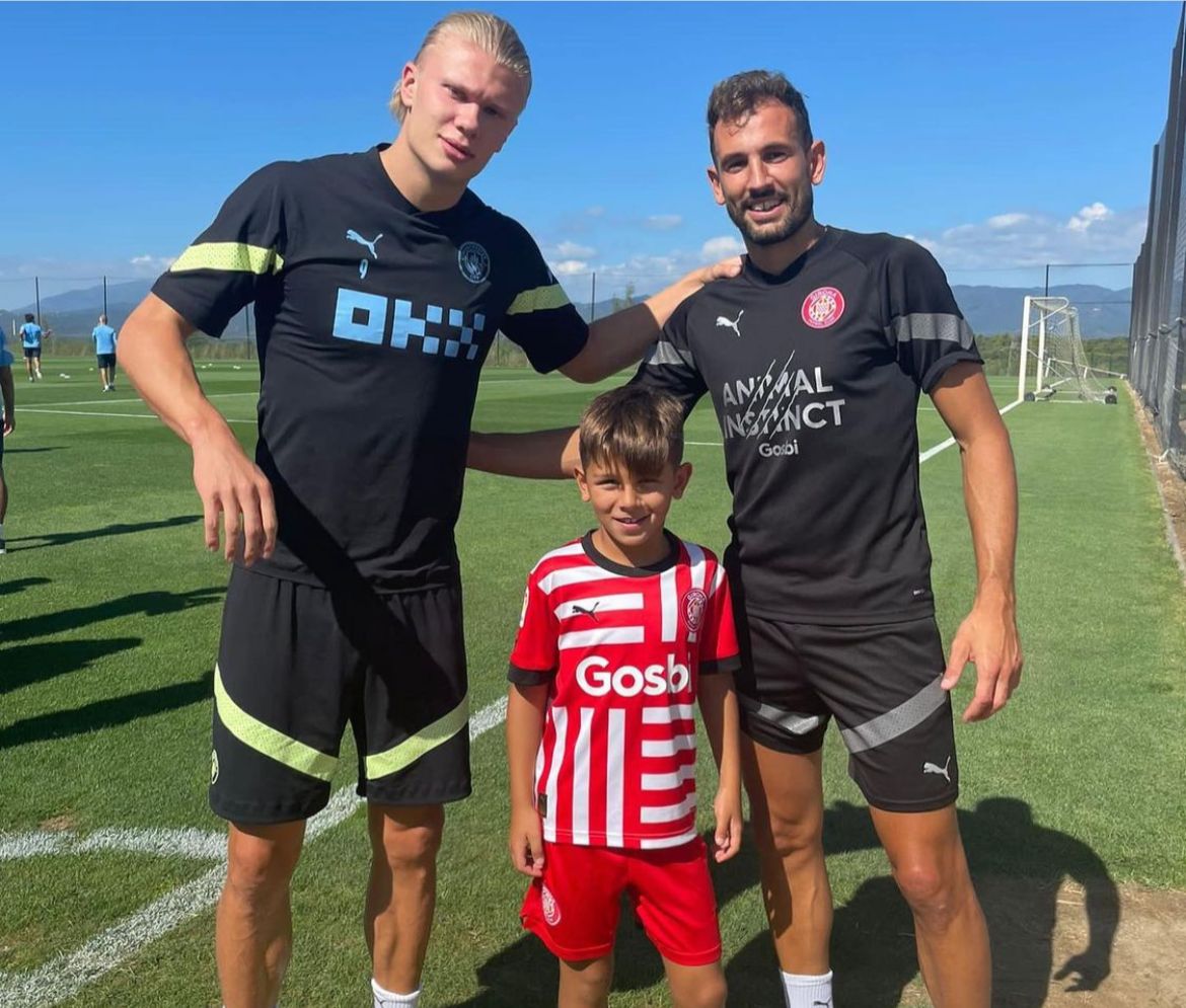 Cristhian Stuani junto a su hijo y Erling Haaland. Foto: @stuanicristhian.