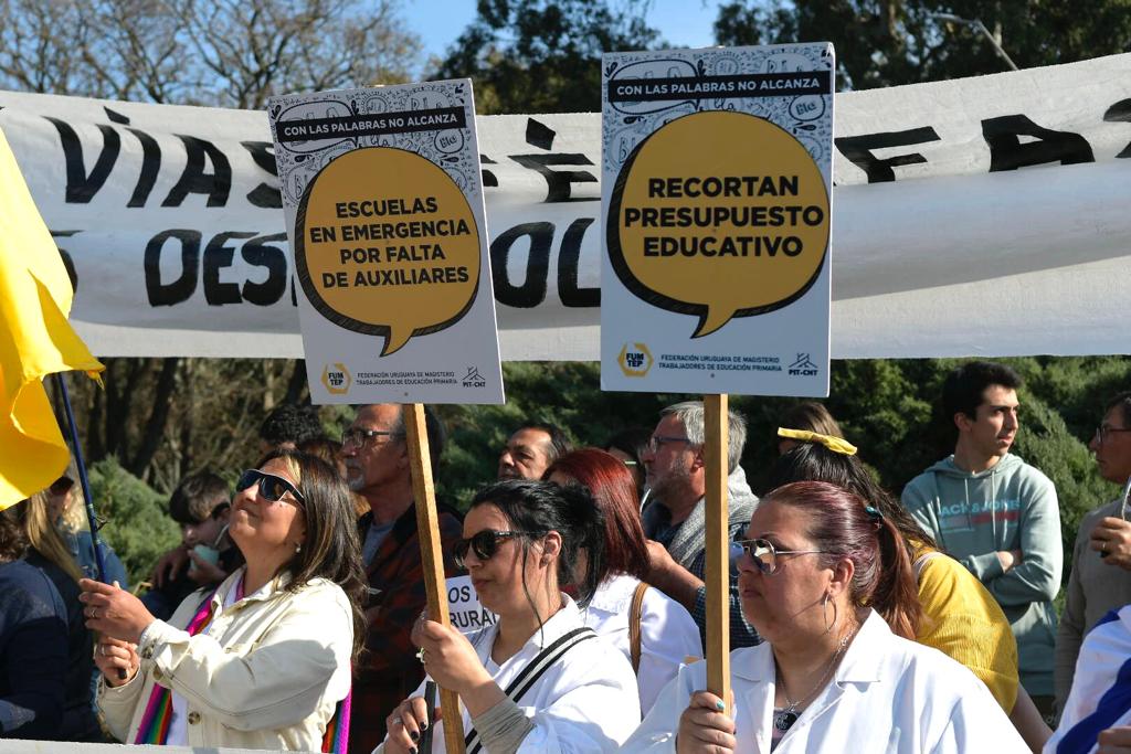 Docentes reclaman en Florida en contra de la Reforma Educativa. Foto: Leonardo Mainé