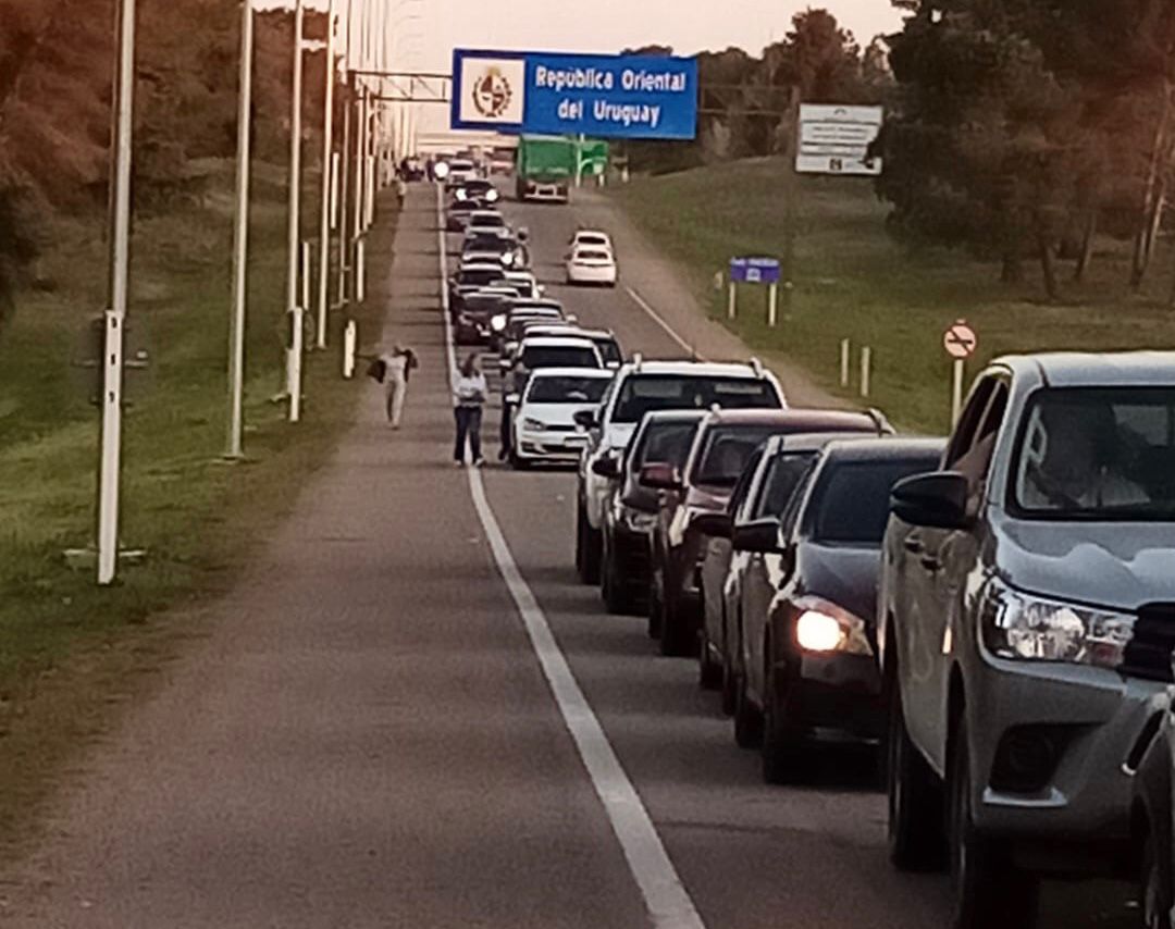 Colas de hasta seis kilómetros en el Puente General San Martín. Foto: Daniel Rojas