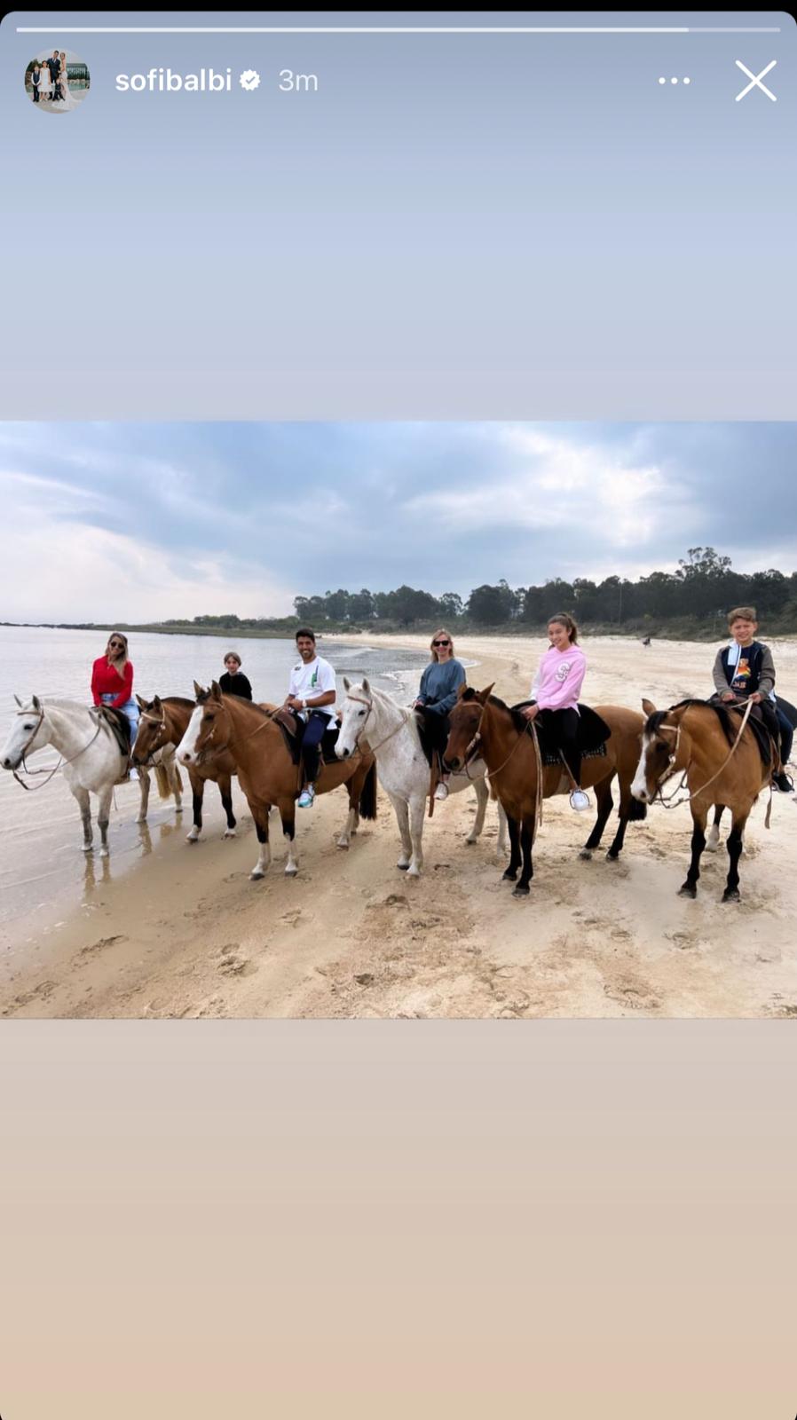 Luis Suárez, Sofía Balbi y sus tres hijos. Foto: Instagram Sofía Balbi.