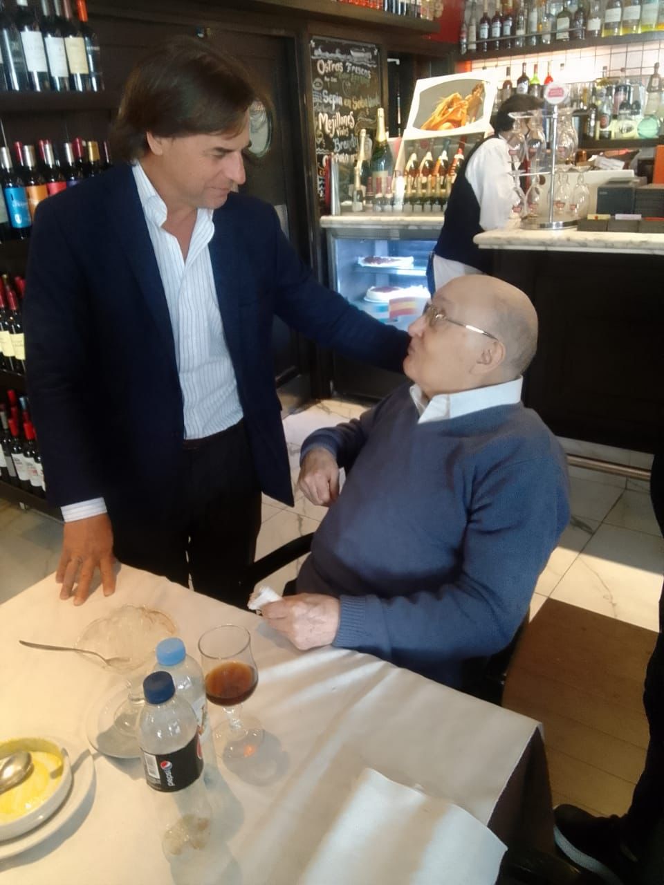 Luis Lacalle Pou junto a Argentino Cano en establecimiento uruguayo en Buenos Aires. Foto: Cortesía de restaurante Damblee