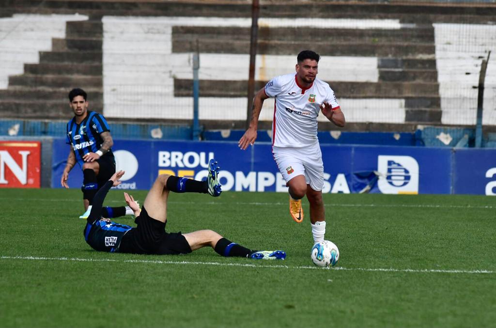 Maxi Cantera en Liverpool - Deportivo Maldonado. Foto: Leonardo Mainé.