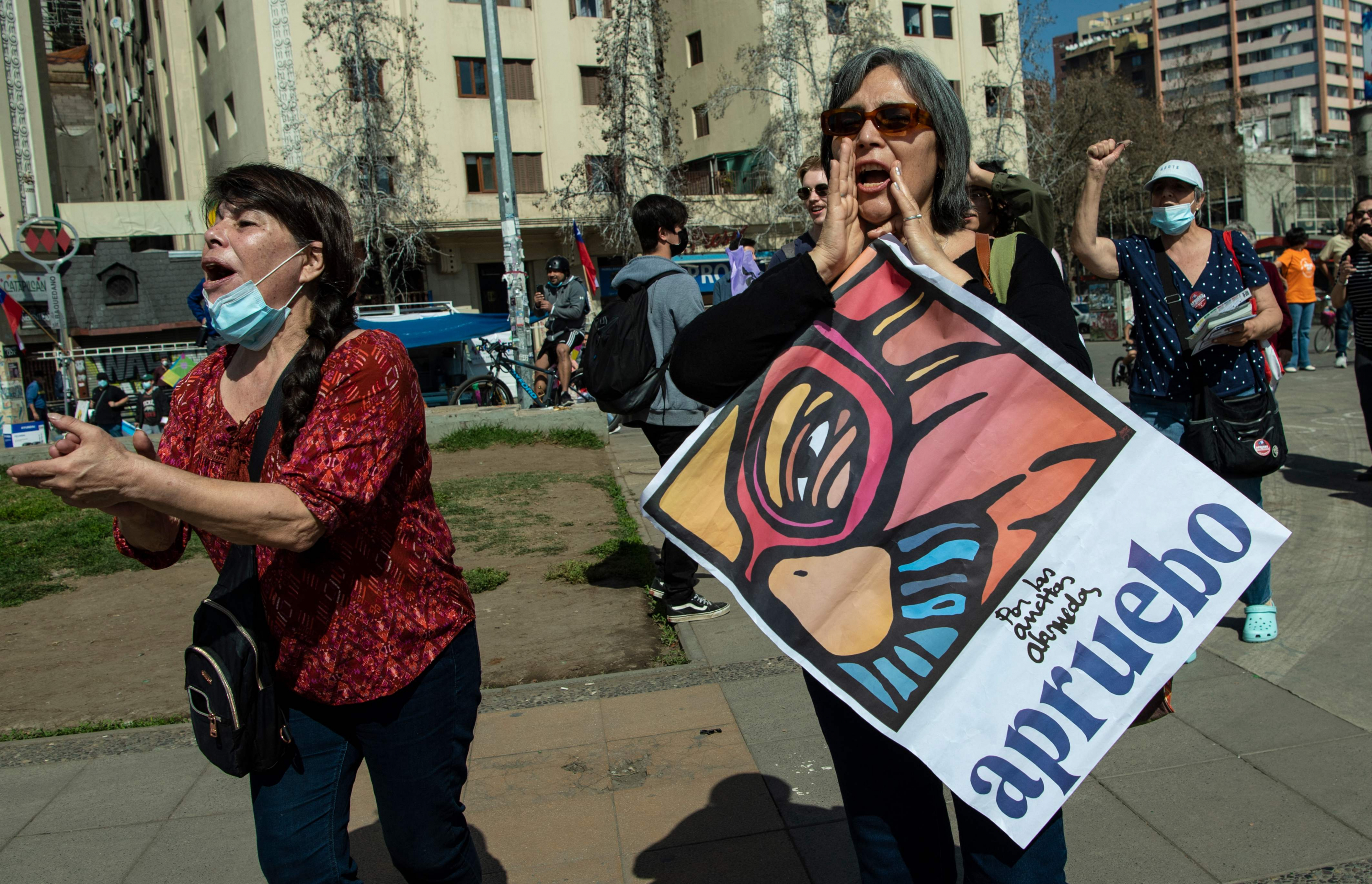 Manifestantes en apoyo a la nueva Constitución en Santiago de Chile
