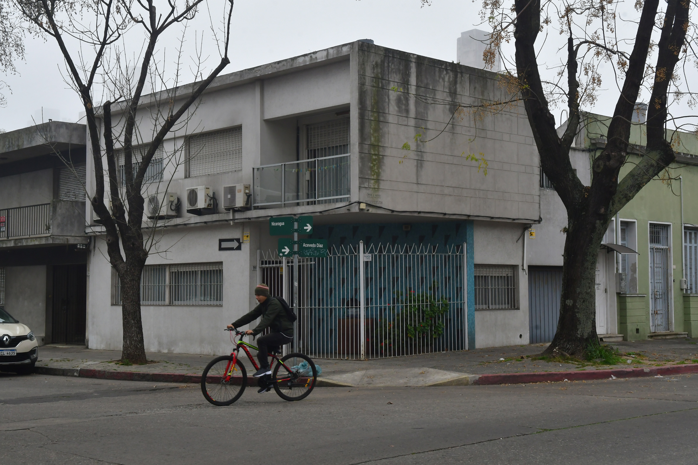 En varias casas con ochavas vecinos protegen su espacio con la instalación de rejas. Foto: Francisco Flores