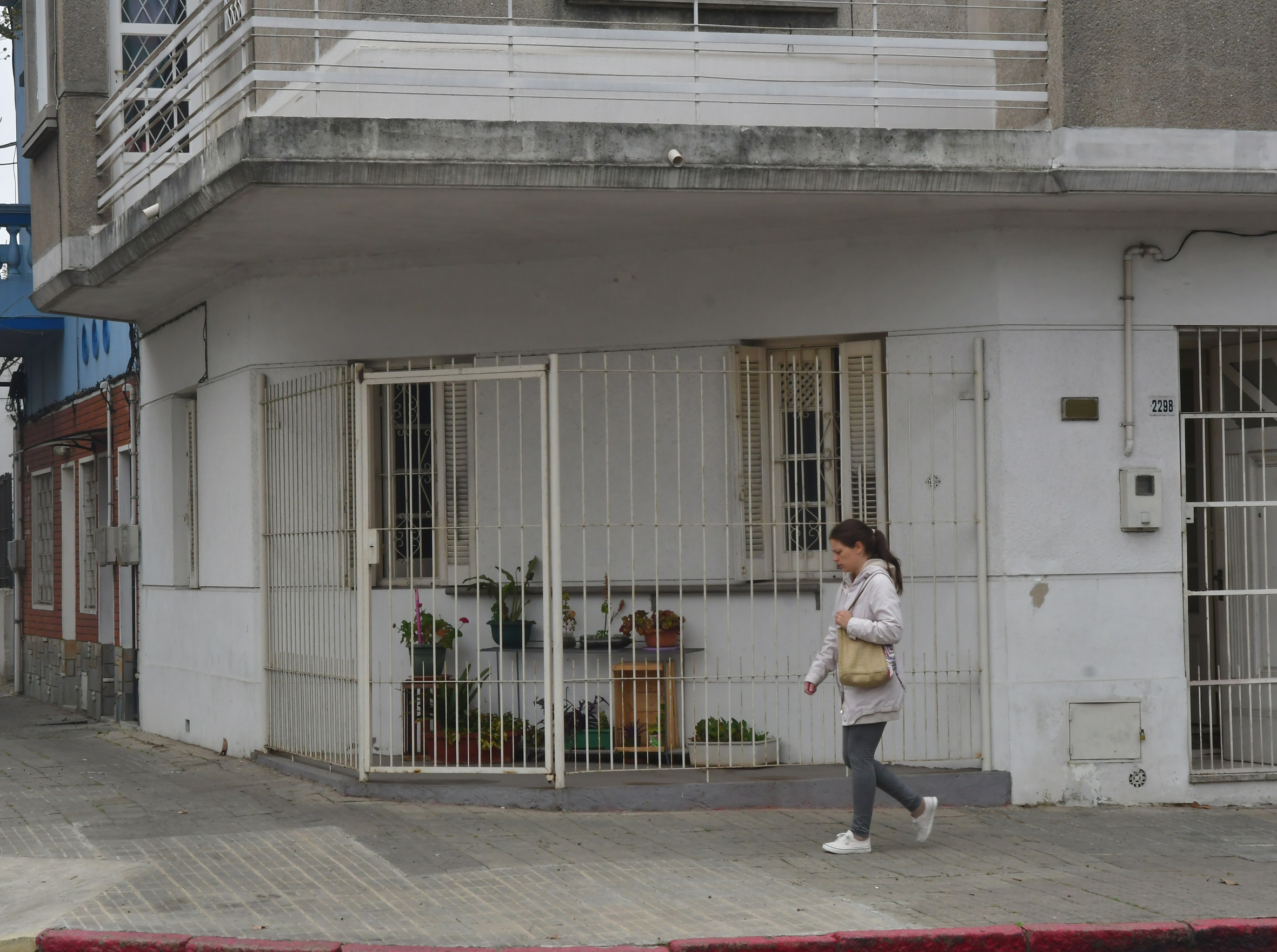 Ochavas enrejadas en Montevideo para evitar personas sin techo. Foto: Francisco Flores