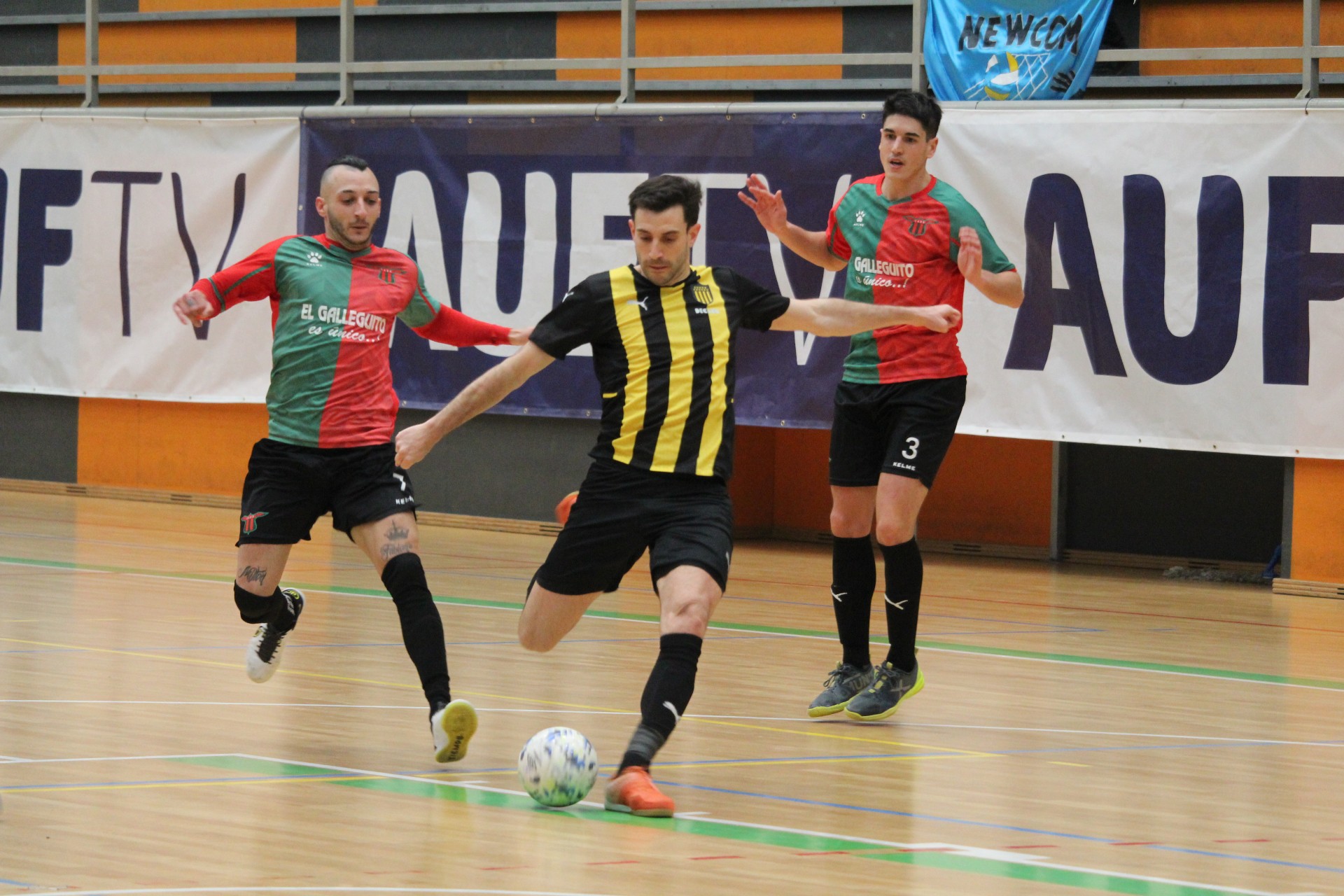 Fútbol Sala: Peñarol le ganó a su escolta Boston River y se despega en la tabla. Foto: Matías Pérez | El País