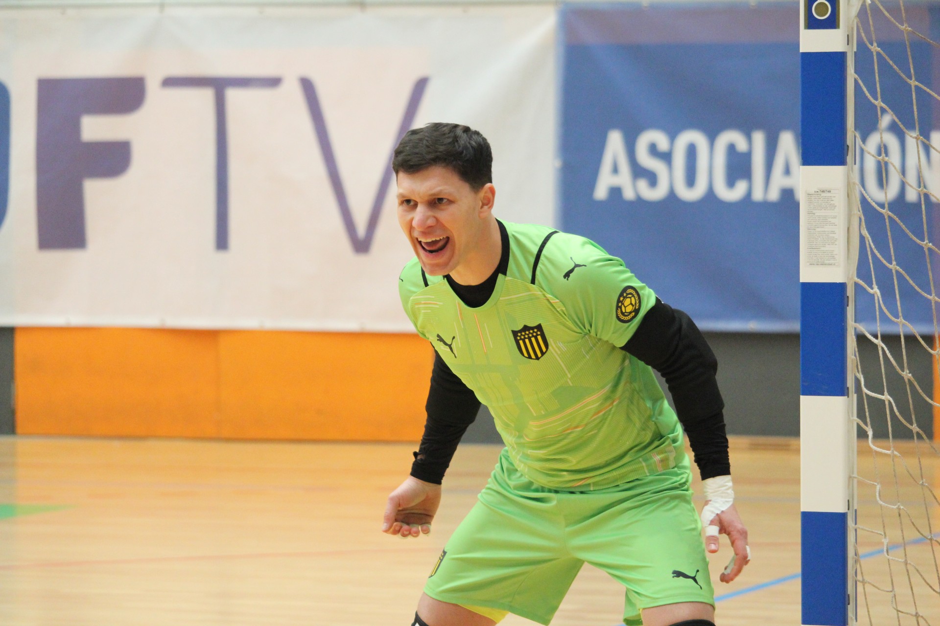 Fútbol Sala: Mathías Fernández responde en los momentos justos en el arco de Peñarol. Foto: Matías Pérez | El País