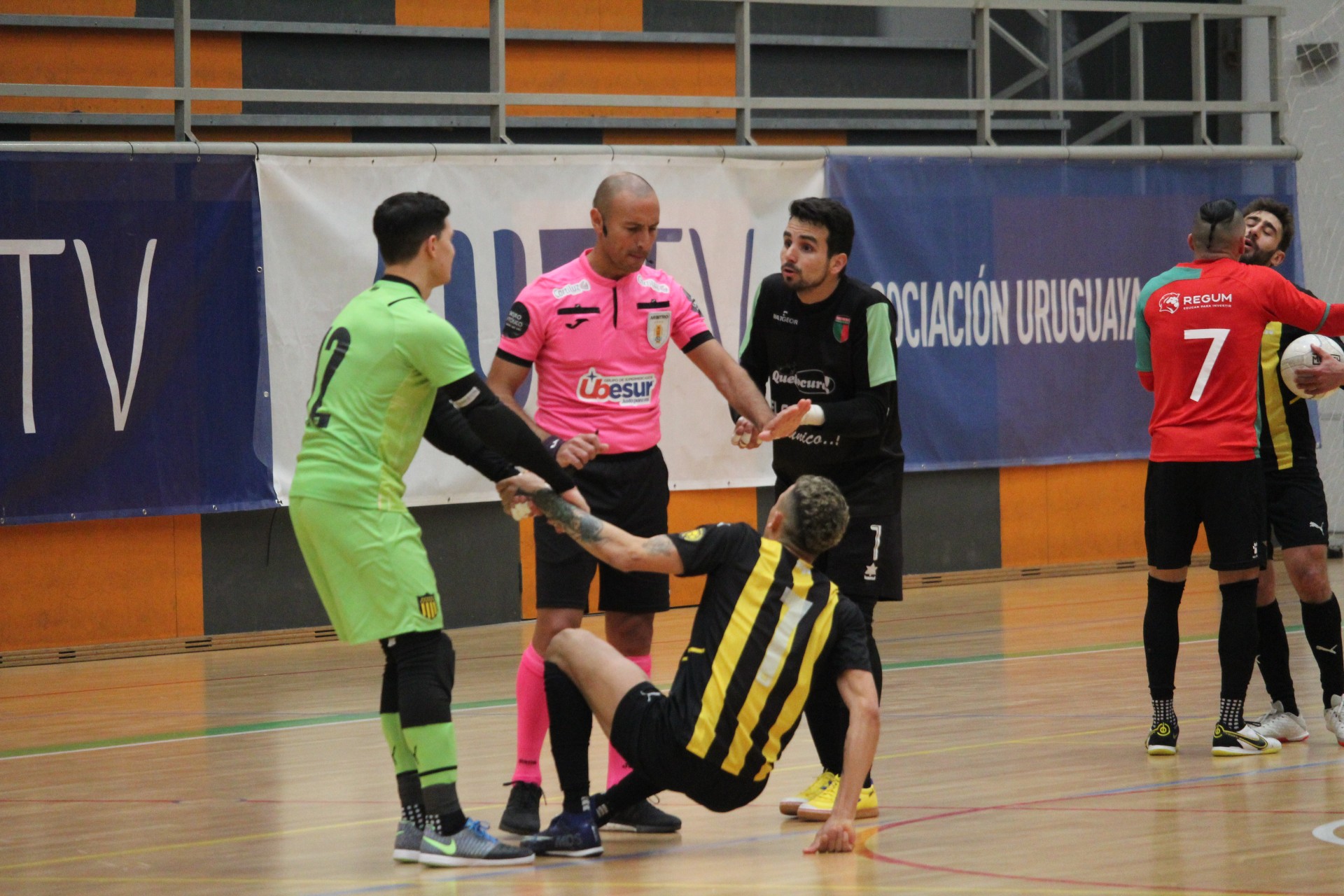 Fútbol Sala: Mathías Fernández responde en los momentos justos en el arco de Peñarol. Foto: Matías Pérez | El País