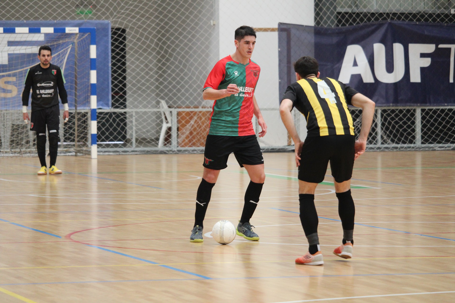 Fútbol Sala: Maxi Navarro, de Boston River, ante Peñarol. Foto: Matías Pérez | El País