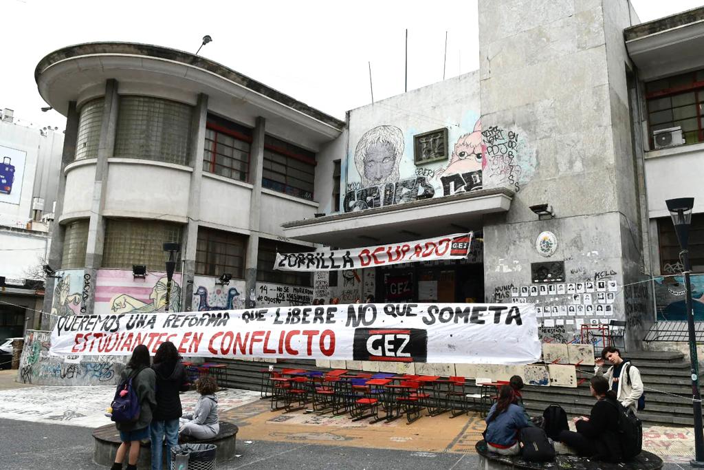 Ocupación del Liceo Zorrilla este miércoles de mañana. Foto: Leonardo Mainé