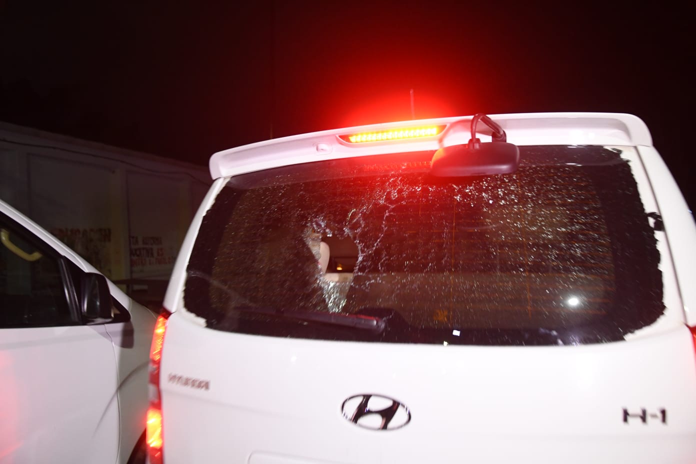 Manifestantes rompieron el vidrio de la camioneta en que se retiró Robert Silva de evento en el Cerro. Foto: Juan Manuel Ramos