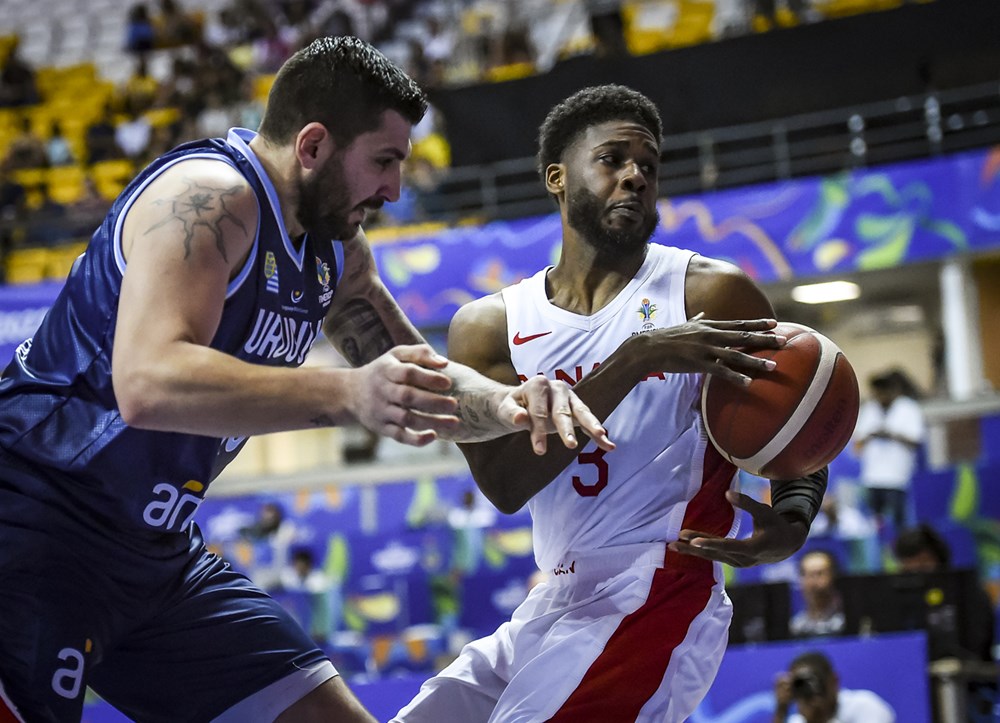 La selección uruguaya de básquetbol en el juego ante Canadá por la AmeriCup. Foto: FIBA.