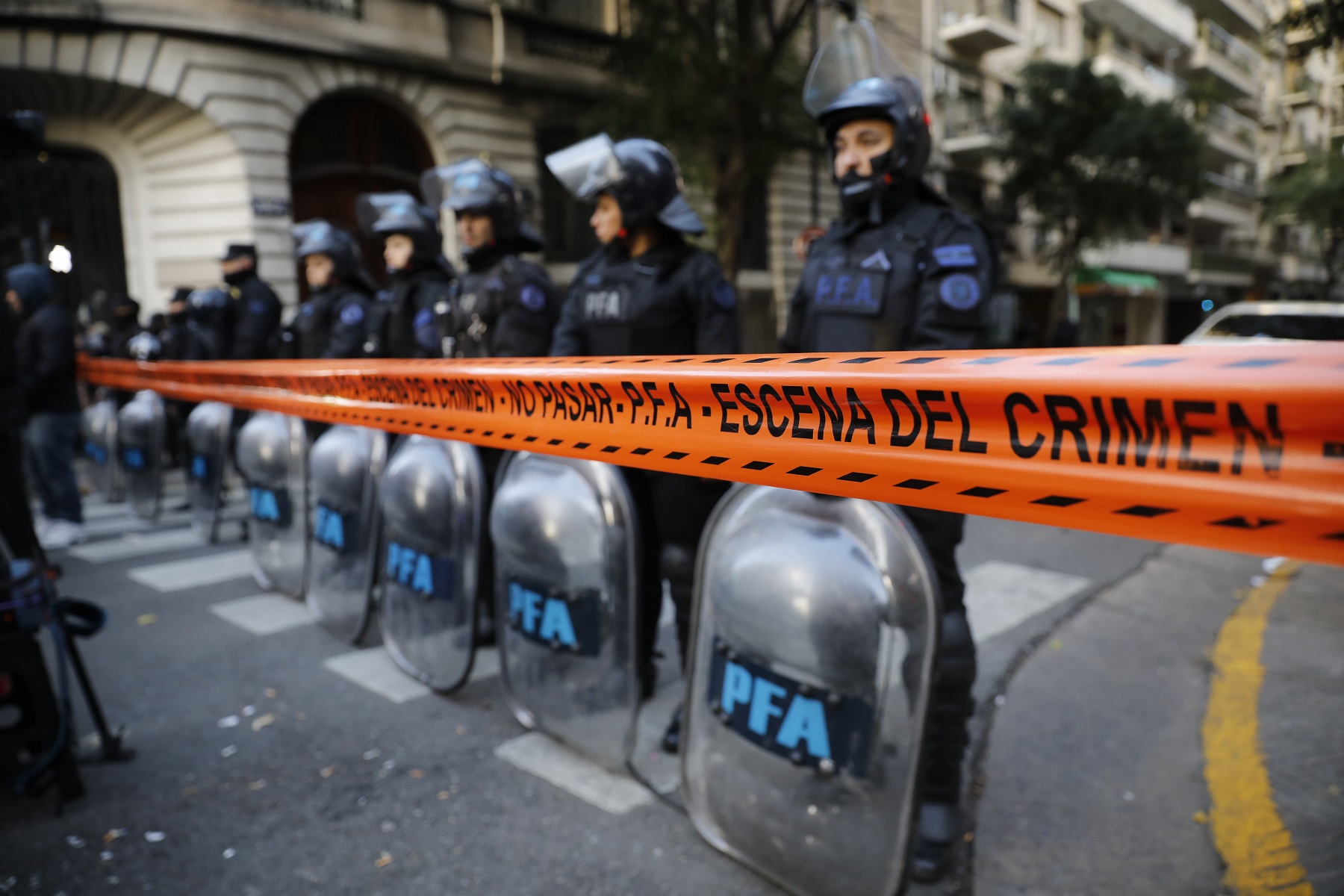 Policías tras la llegada de la jueza Capuchetti y el fiscal Rivolo a la casa de Cristina Kirchner. Foto: Ricardo Pristupulk/ La Nación.