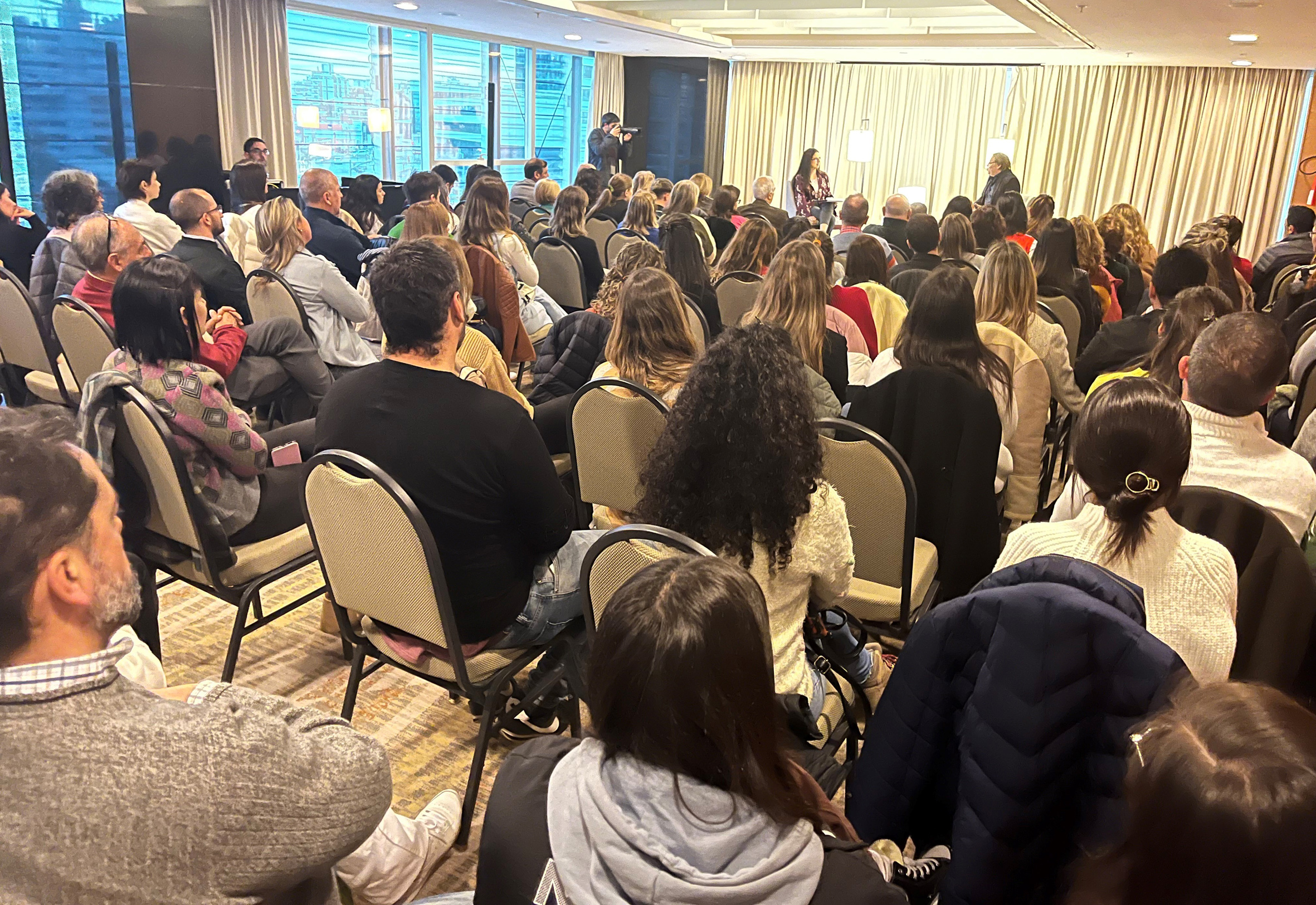 Durante una hora los socios del club el país disfrutaron de la charla.