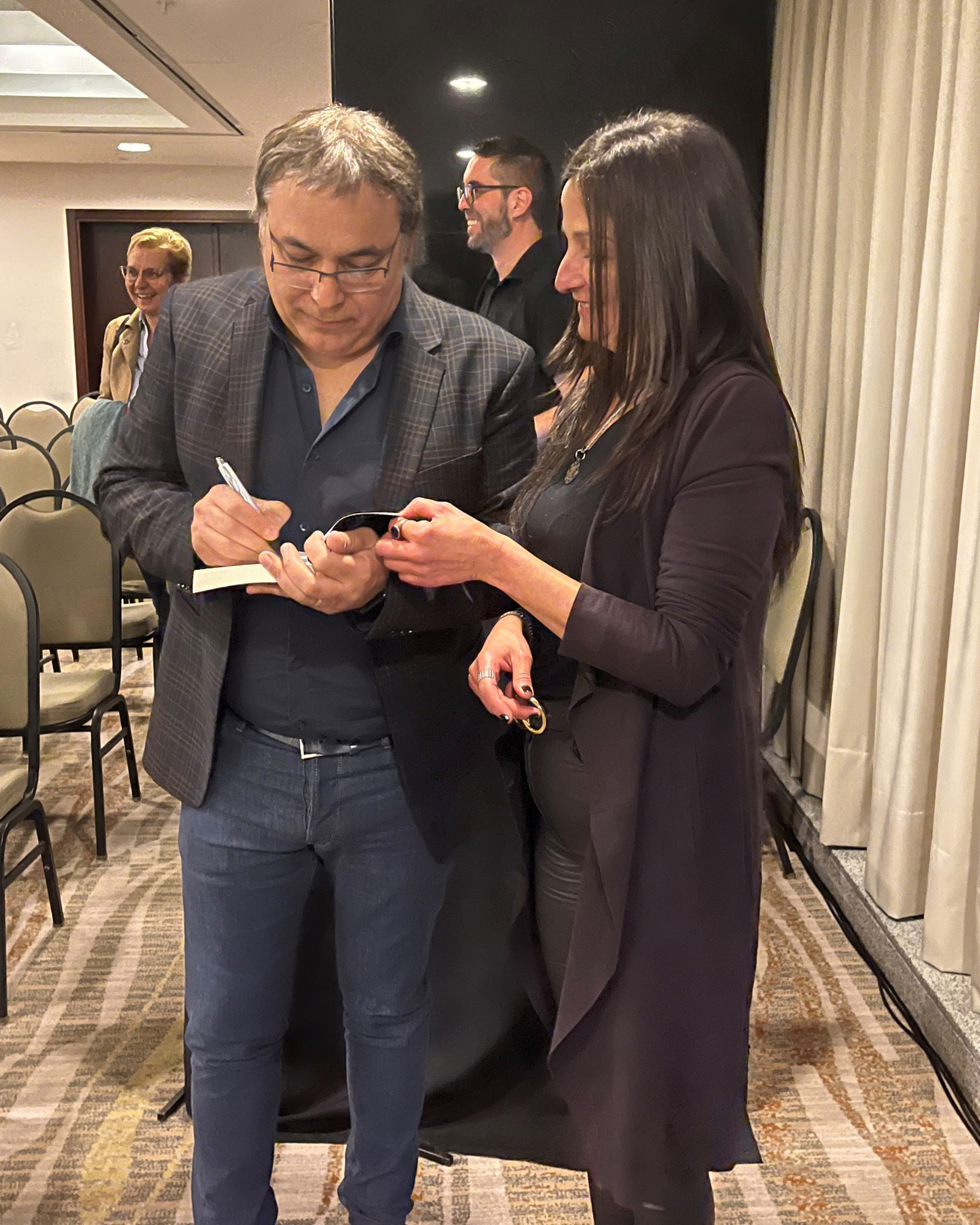 Gabriel Rolón en la firma de libros