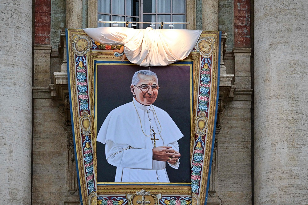 Tapiz que representa al difunto Papa Juan Pablo I. Foto: AFP.