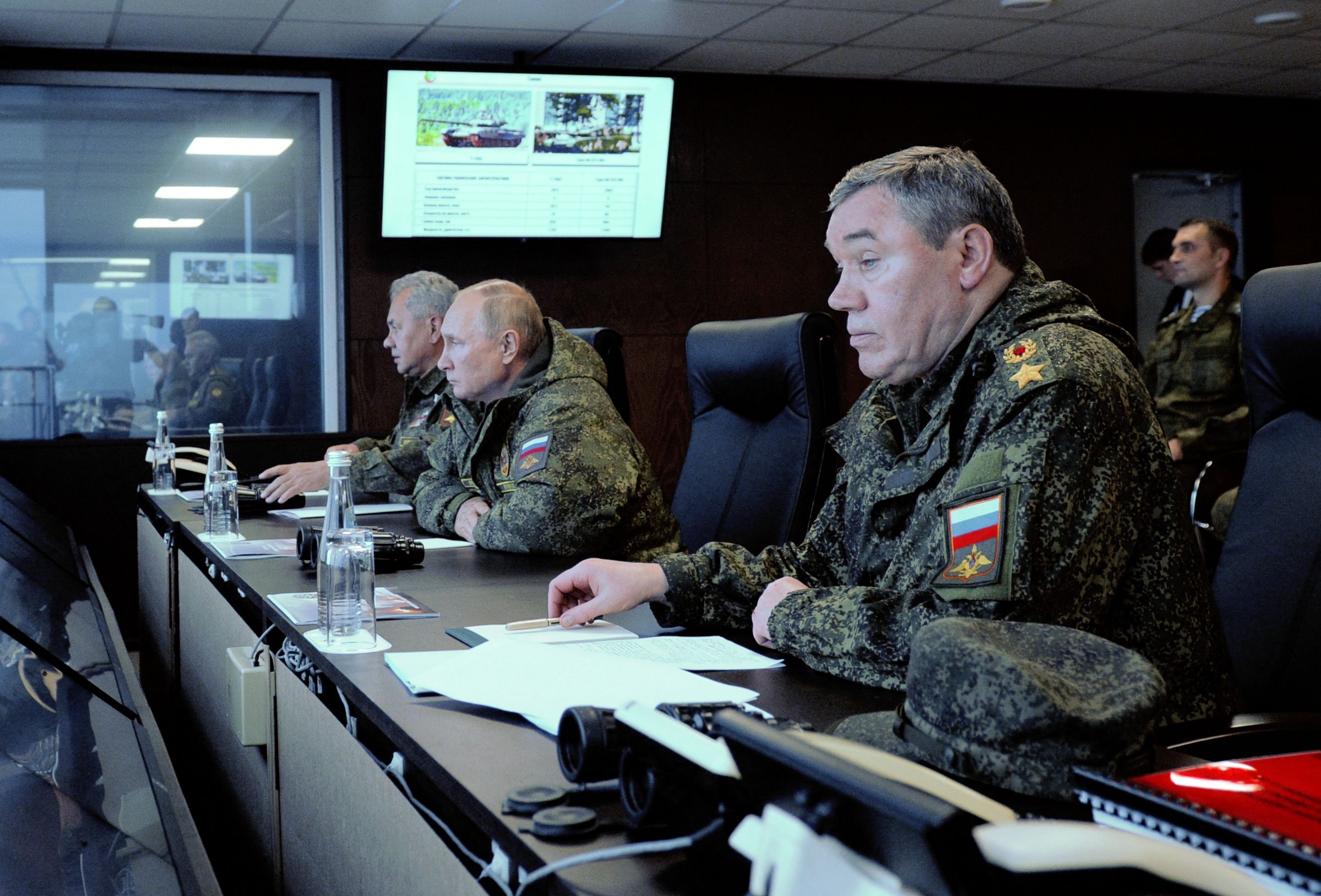 Putin acompañado por Valery Gerasimov, jefe del Estado Mayor General ruso, supervisa los ejercicios militares 'Vostok-2022'. Foto: AFP