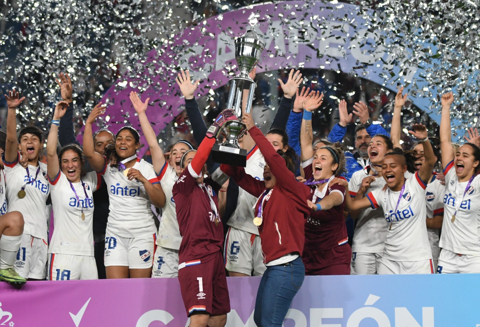 El festejo de Nacional, campeón del Torneo Apertura 2022 de fútbol femenino. Foto: Juan Manuel Ramos.