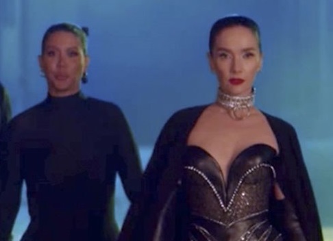 Natalia Oreiro y Wanda Nara en el video presentación de "La máscara".