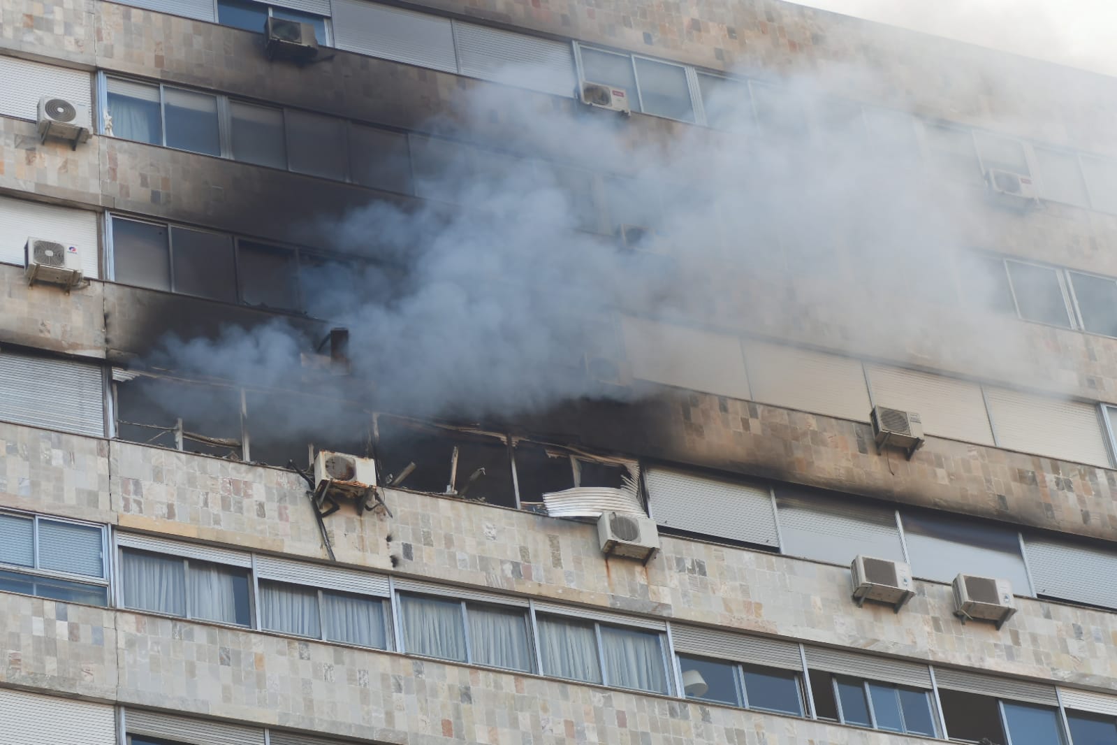 Incendio en apartamento en Avenida Libertador. Foto: Francisco Flores