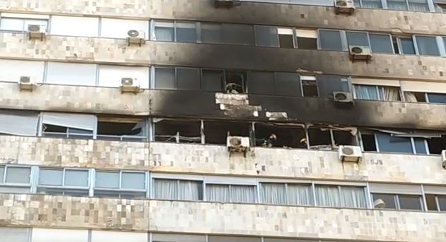 Ventana del apartamento incendiado en avenida Libertador. Foto: El País