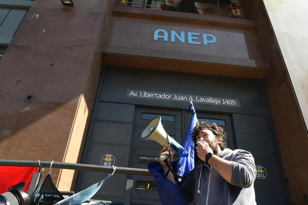 Unión de Funcionarios de Codicen manifiestan al no poder ocupar. Foto: Leonardo Mainé